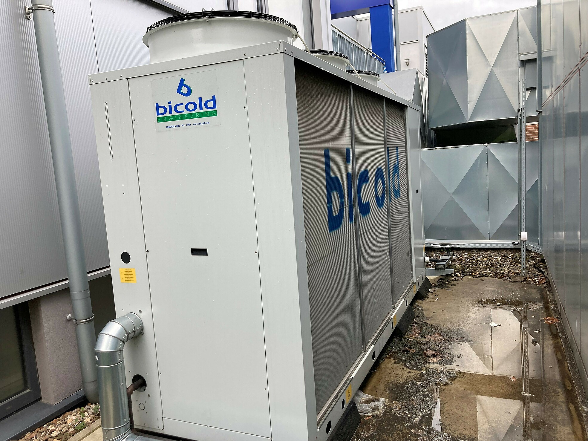 Luftgekühlter, kompakter 80 kW Kaltwassersatz von Bicold